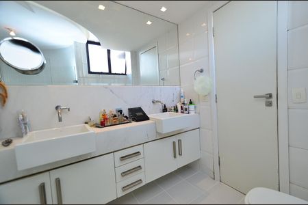 Apartamento à venda com 466m², 4 quartos e 5 vagasBanheiro da Suíte 1