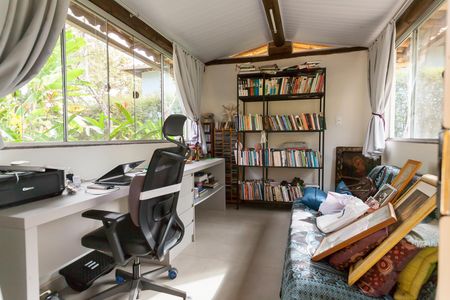 Casa de condomínio à venda com 263m², 3 quartos e 3 vagas Casa de condomínio à venda com 263m², 3 quartos e 3 vagasEscritório