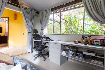 Casa de condomínio à venda com 263m², 3 quartos e 3 vagas Casa de condomínio à venda com 263m², 3 quartos e 3 vagasEscritório