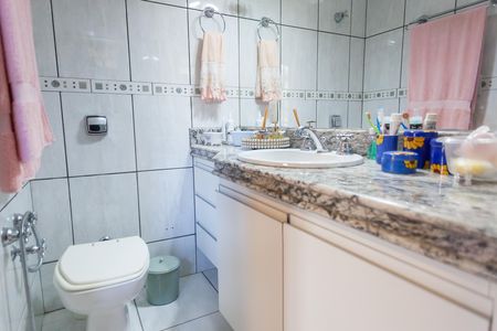 Casa de condomínio à venda com 263m², 3 quartos e 3 vagas Casa de condomínio à venda com 263m², 3 quartos e 3 vagasBanheiro da Suíte