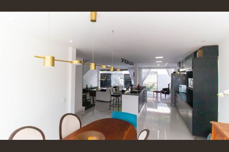 Casa à venda com 240m², 4 quartos e 2 vagas Casa à venda com 240m², 4 quartos e 2 vagasSala