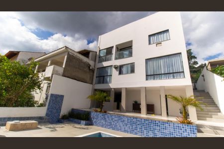 Casa à venda com 240m², 4 quartos e 2 vagas Casa à venda com 240m², 4 quartos e 2 vagasÁrea Externa