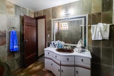 Casa à venda com 2000m², 7 quartos e 8 vagasBanheiro da suíte 2