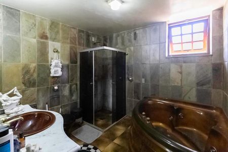 Casa à venda com 2000m², 7 quartos e 8 vagasBanheiro da suíte 2