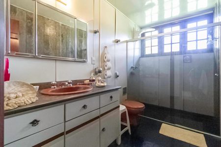 Casa à venda com 2000m², 7 quartos e 8 vagasBanheiro social