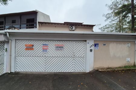 Casa à venda com 236m², 3 quartos e 3 vagasFachada