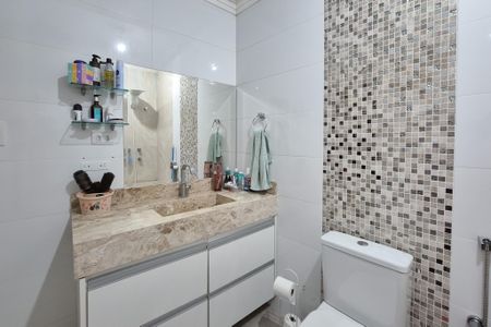 Casa à venda com 236m², 3 quartos e 3 vagasBanheiro da Suíte 1