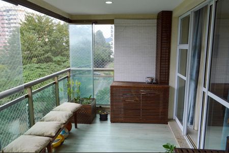 Apartamento à venda com 110m², 4 quartos e 2 vagas Apartamento à venda com 110m², 4 quartos e 2 vagasVaranda