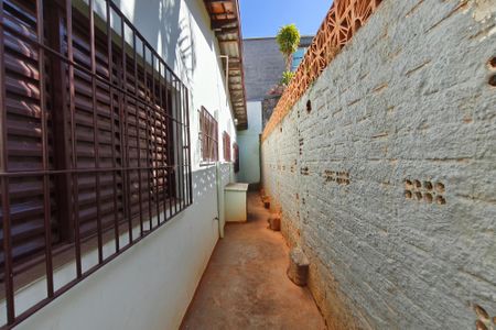Casa à venda com 157m², 4 quartos e 2 vagasCorredor - Quintal