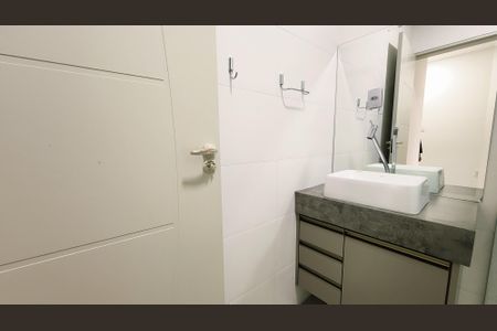 Casa de condomínio à venda com 184m², 4 quartos e 3 vagasBanheiro 2