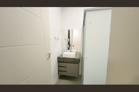 Casa de condomínio à venda com 184m², 4 quartos e 3 vagasBanheiro 2