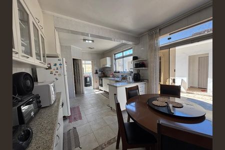 Casa à venda com 316m², 6 quartos e 3 vagas Casa à venda com 316m², 6 quartos e 3 vagasFoto 11