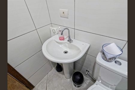 Casa à venda com 111m², 5 quartos e 3 vagas Casa à venda com 111m², 5 quartos e 3 vagasBanheiro Social 1