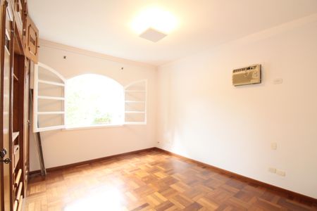 Casa à venda com 374m², 4 quartos e 5 vagasSuíte 2