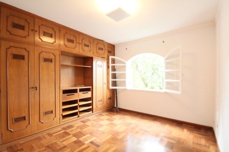 Casa à venda com 374m², 4 quartos e 5 vagasSuíte 2