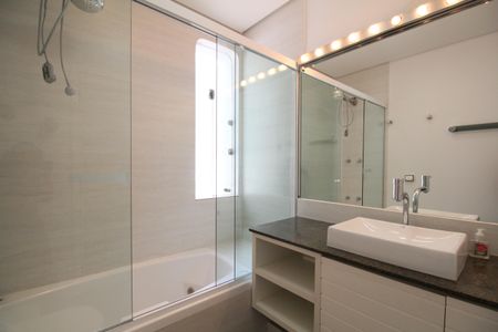 Casa à venda com 374m², 4 quartos e 5 vagasBanheiro 4