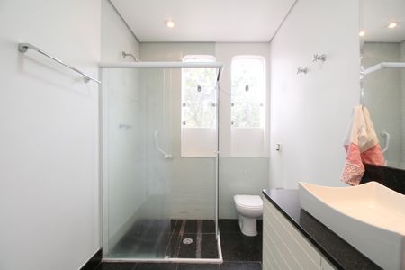 Casa à venda com 374m², 4 quartos e 5 vagasBanheiro 1