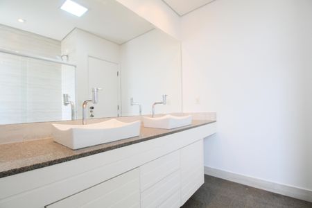 Casa à venda com 374m², 4 quartos e 5 vagasBanheiro 3