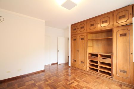 Casa à venda com 374m², 4 quartos e 5 vagasSuíte 2