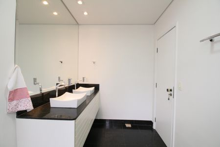 Casa à venda com 374m², 4 quartos e 5 vagasBanheiro 1