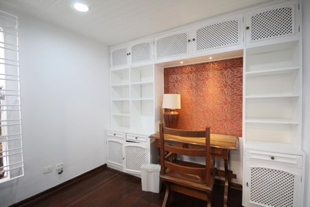 Casa à venda com 374m², 4 quartos e 5 vagasEscritório