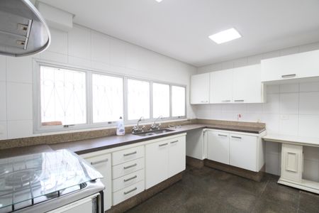 Casa à venda com 374m², 4 quartos e 5 vagasCozinha