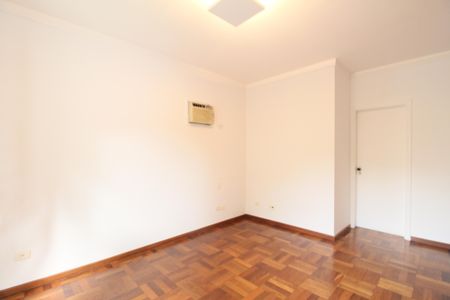 Casa à venda com 374m², 4 quartos e 5 vagasSuíte 2