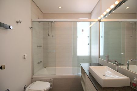 Casa à venda com 374m², 4 quartos e 5 vagasBanheiro 4