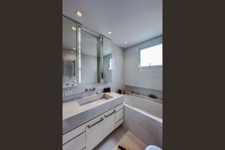 Apartamento à venda com 228m², 4 quartos e 4 vagasBanheiro da Suíte 2