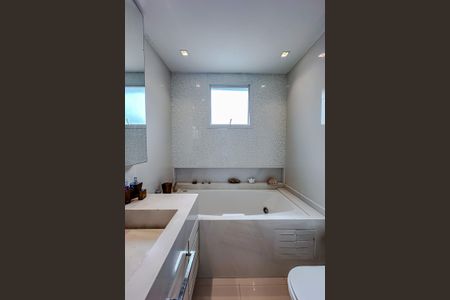 Apartamento à venda com 228m², 4 quartos e 4 vagasBanheiro da Suíte 2