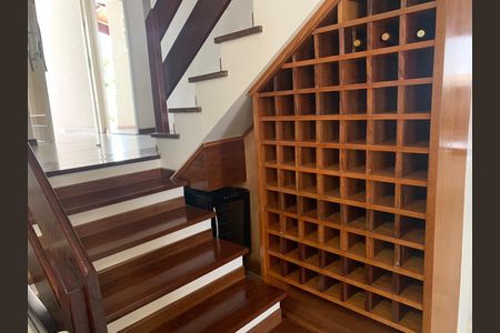 Casa de condomínio à venda com 396m², 3 quartos e 2 vagas Casa de condomínio à venda com 396m², 3 quartos e 2 vagasEscada sala