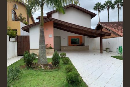 Casa de condomínio à venda com 396m², 3 quartos e 2 vagas Casa de condomínio à venda com 396m², 3 quartos e 2 vagasFachada