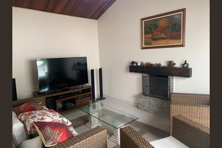 Casa de condomínio à venda com 396m², 3 quartos e 2 vagas Casa de condomínio à venda com 396m², 3 quartos e 2 vagasSala de TV