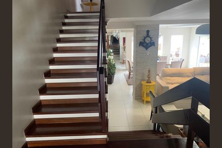 Casa de condomínio à venda com 396m², 3 quartos e 2 vagas Casa de condomínio à venda com 396m², 3 quartos e 2 vagasEscada sala