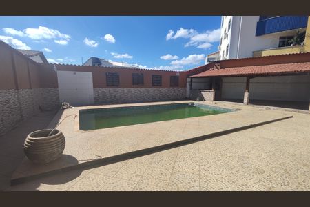 Casa à venda com 300m², 4 quartos e 4 vagasPiscina