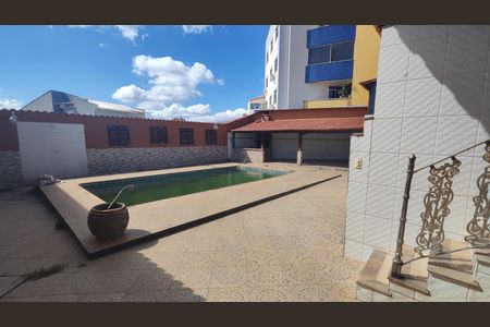 Casa à venda com 300m², 4 quartos e 4 vagasPiscina