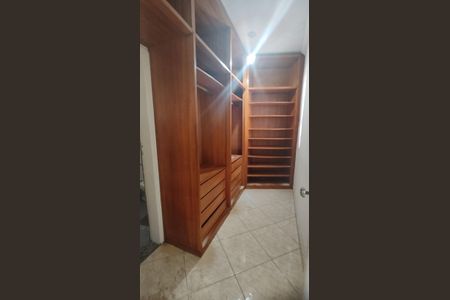 Casa à venda com 300m², 4 quartos e 4 vagasCloset Suíte 2