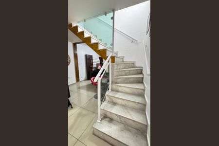 Casa à venda com 210m², 4 quartos e 2 vagasEscada