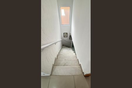 Casa à venda com 210m², 4 quartos e 2 vagasEscada