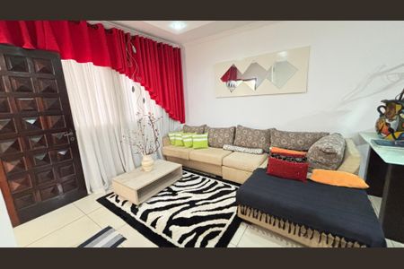 Casa à venda com 210m², 4 quartos e 2 vagasSala