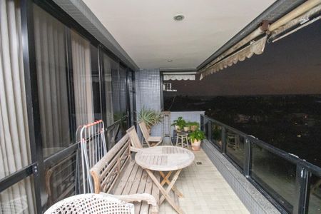 Apartamento à venda com 145m², 4 quartos e 2 vagasVaranda