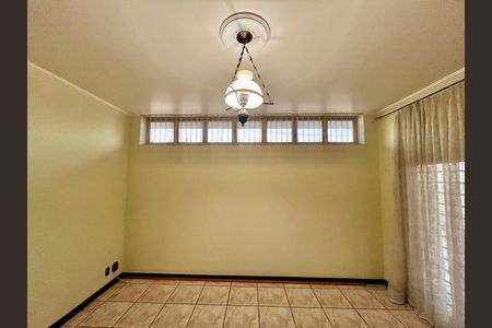Casa à venda com 320m², 4 quartos e 3 vagas Casa à venda com 320m², 4 quartos e 3 vagasSala