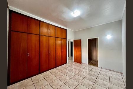 Casa à venda com 320m², 4 quartos e 3 vagas Casa à venda com 320m², 4 quartos e 3 vagasSuíte