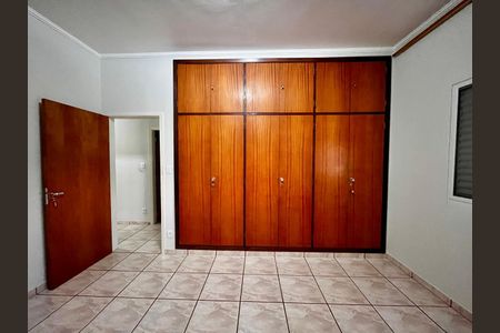Casa à venda com 320m², 4 quartos e 3 vagas Casa à venda com 320m², 4 quartos e 3 vagasQuarto 1