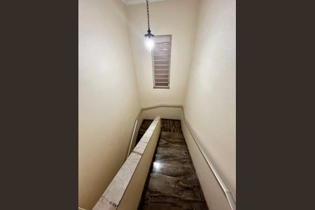 Casa à venda com 320m², 4 quartos e 3 vagas Casa à venda com 320m², 4 quartos e 3 vagasEscada