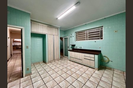 Casa à venda com 320m², 4 quartos e 3 vagas Casa à venda com 320m², 4 quartos e 3 vagasCozinha