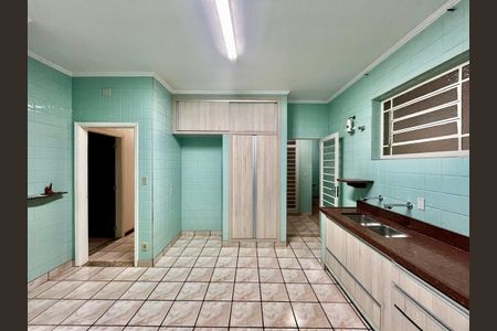 Casa à venda com 320m², 4 quartos e 3 vagas Casa à venda com 320m², 4 quartos e 3 vagasCozinha