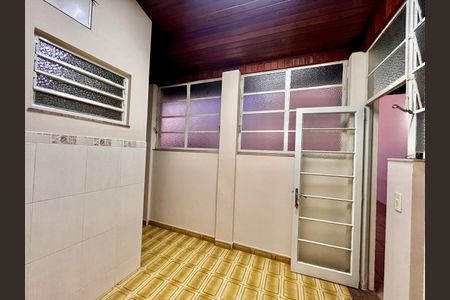 Casa à venda com 320m², 4 quartos e 3 vagas Casa à venda com 320m², 4 quartos e 3 vagas Edícula Cozinha