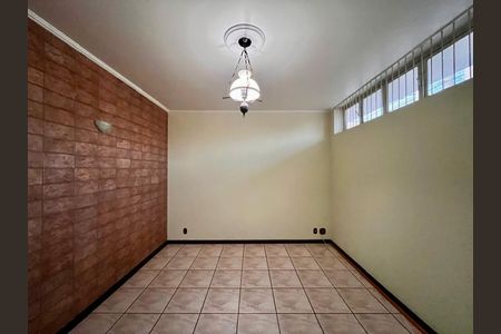 Casa à venda com 320m², 4 quartos e 3 vagas Casa à venda com 320m², 4 quartos e 3 vagasSala