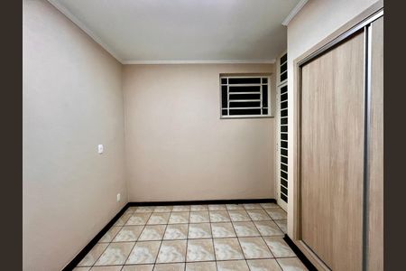 Casa à venda com 320m², 4 quartos e 3 vagas Casa à venda com 320m², 4 quartos e 3 vagasQuarto 3